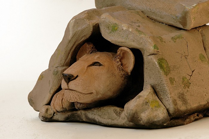 La lionne dans son rocher (kopje), l : 40 cm, h : 25 cm, 980 euros