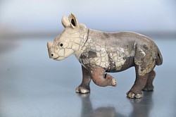 Petit rhino. Sur commande. Délai 1 mois. h : 12 cm