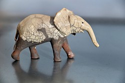 Eléphanteau. En attente de stock mais peut être commandé. Délai 1 mois. h : 13 cm, 150 euros