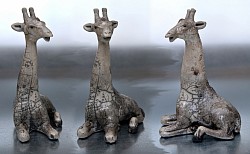 Girafe assise, En attente de stock mais peut être commandé. Délai 1 mois. h : 18 cm,