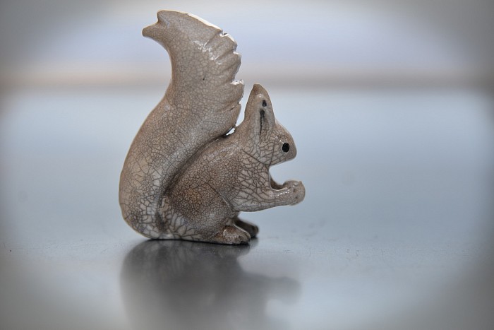 Ecureuil. En attente de stock mais peut être commandé. Délai 1 mois. H : 10 cm, 60 euros