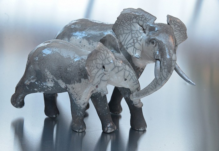 Eléphant avec son petit, défense en métal.