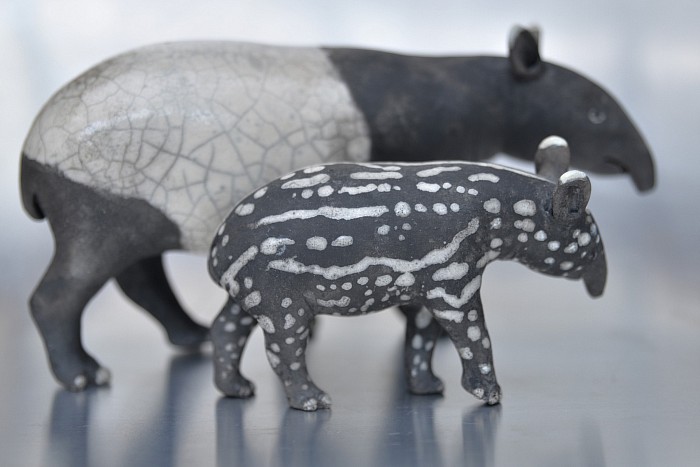 Tapir Malais et son petit. Céramique Raku  L : 30 cm, L : 15 cm