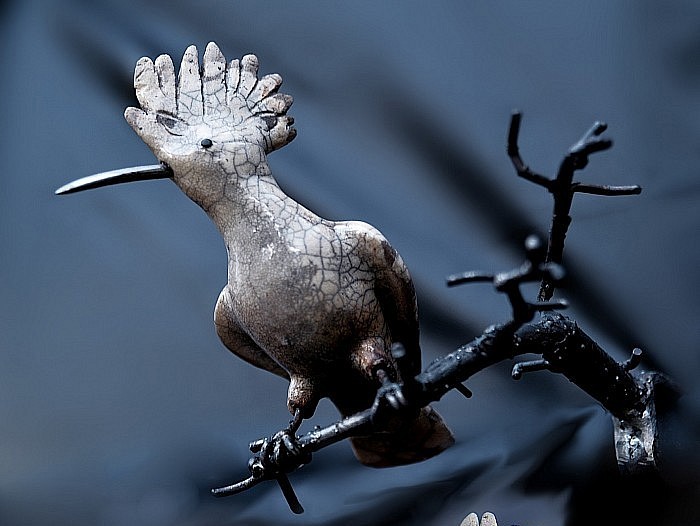 Huppe fasciée raku sur branche métal à pincer sur une étagère. Longueur de l'oiseau : 20 cm. Peut être commandé