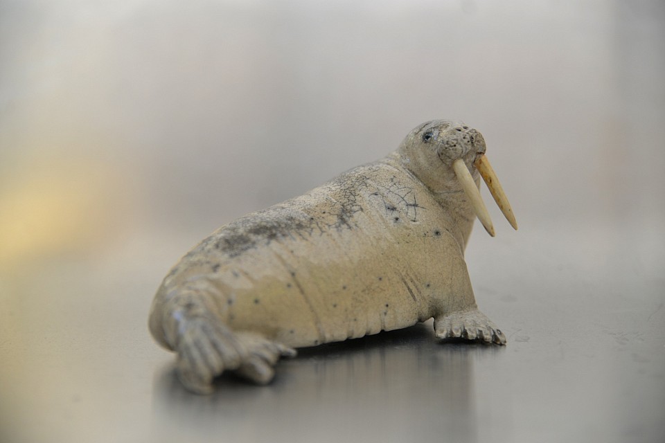 Morse. Sculpture grés raku et défenses en buis. L : 18 cm;